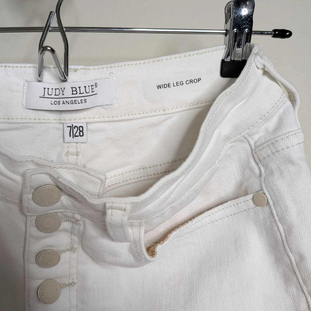 Judy Blue White Cropped Jeans - Picture 4 of 5